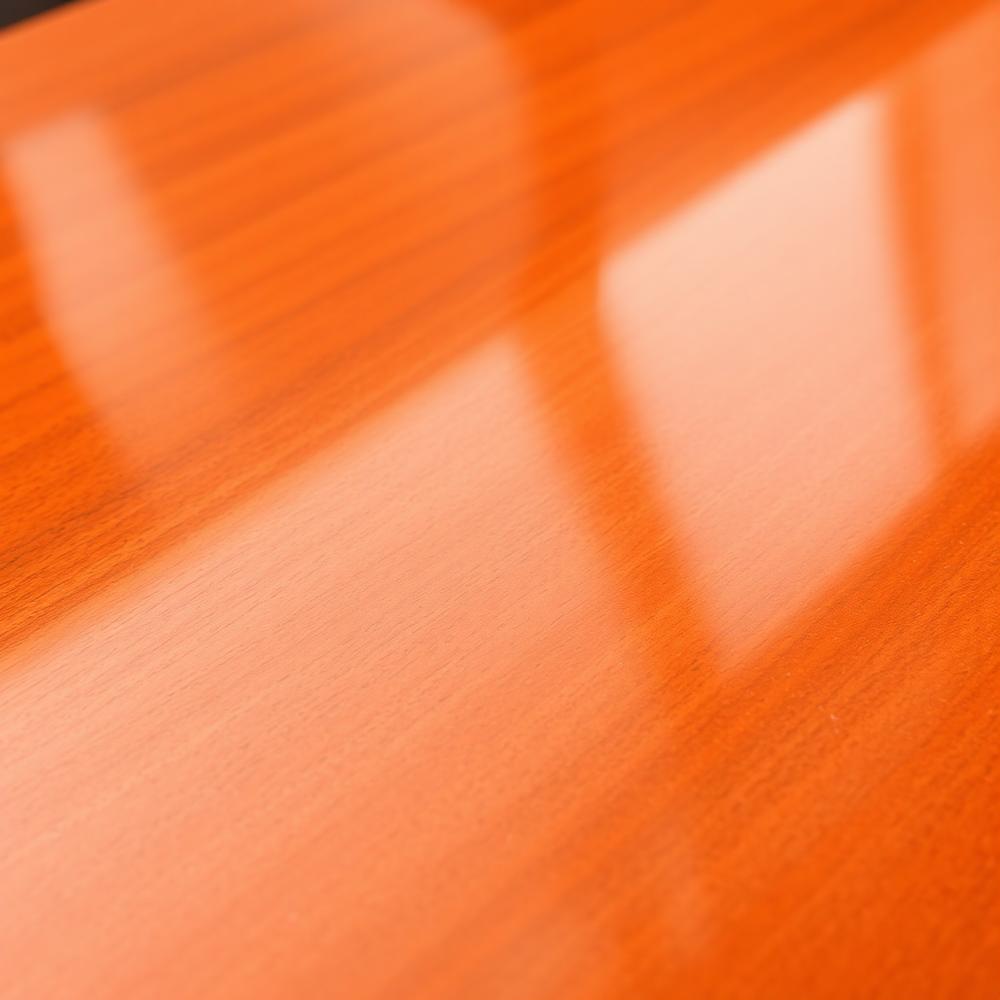 Glossy wood varnish finish